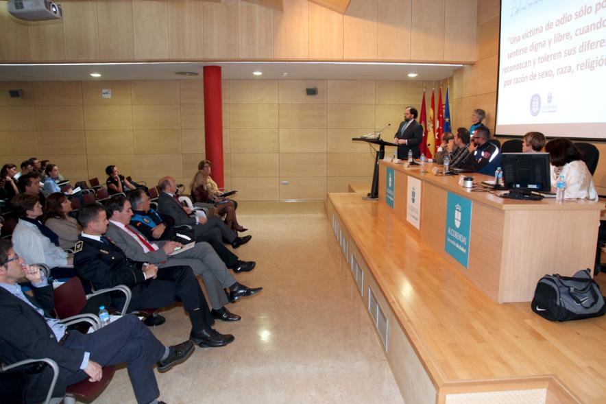 Clausura Jornada "Las Infracciones de Odio" - Imagen panorámica del escenario y del público asistente a dichas jornadas.