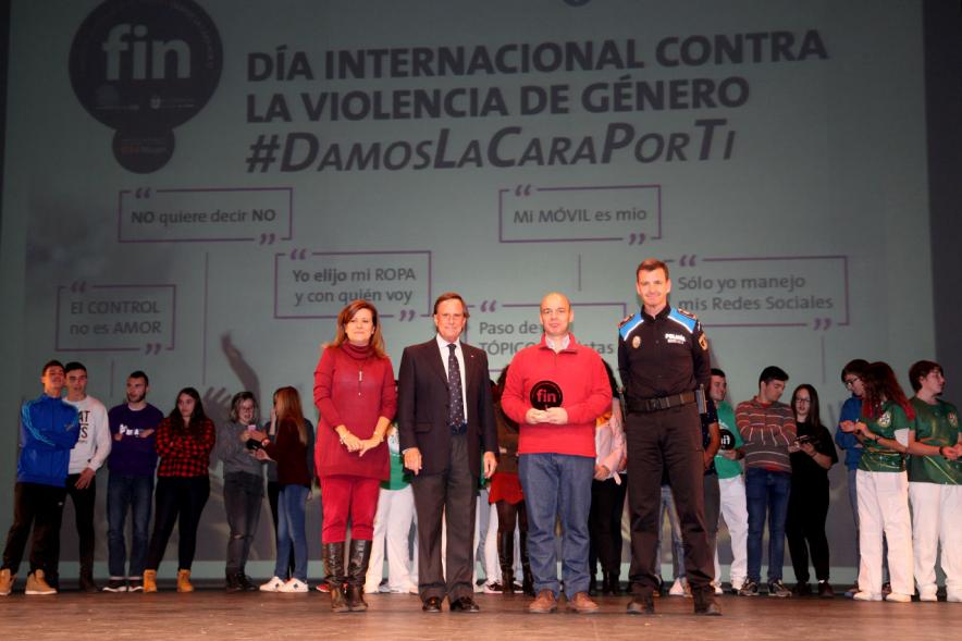 VIIª Jornada Alcobendas por un Futuro Sin Violencia - Posado de las autoridades y la policía.