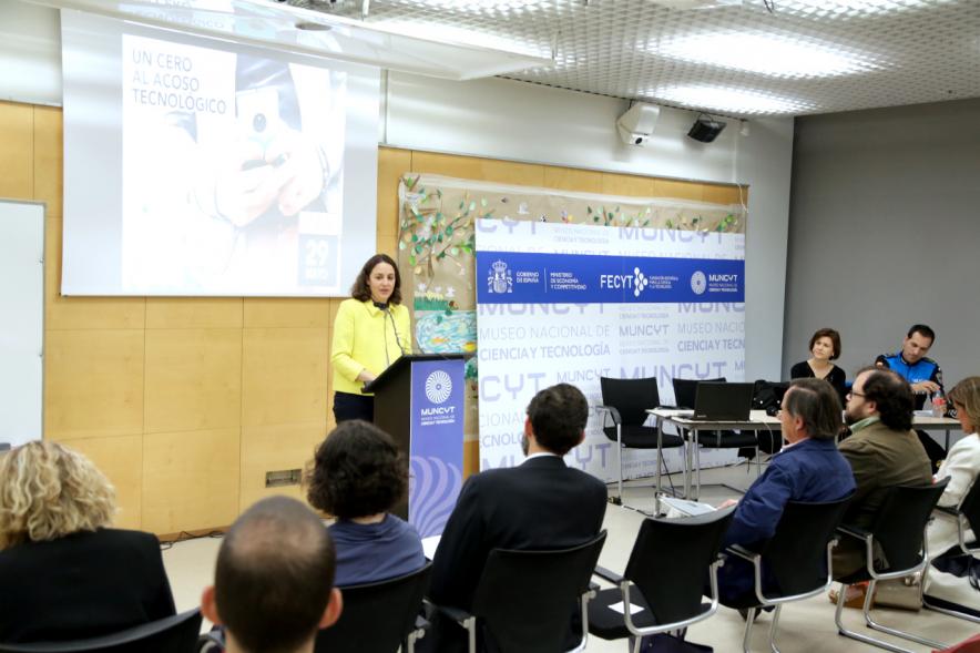 Jornada "Un Cero al Acoso Tecnológico" en el MUNCYT - Oradora impartiendo una charla.