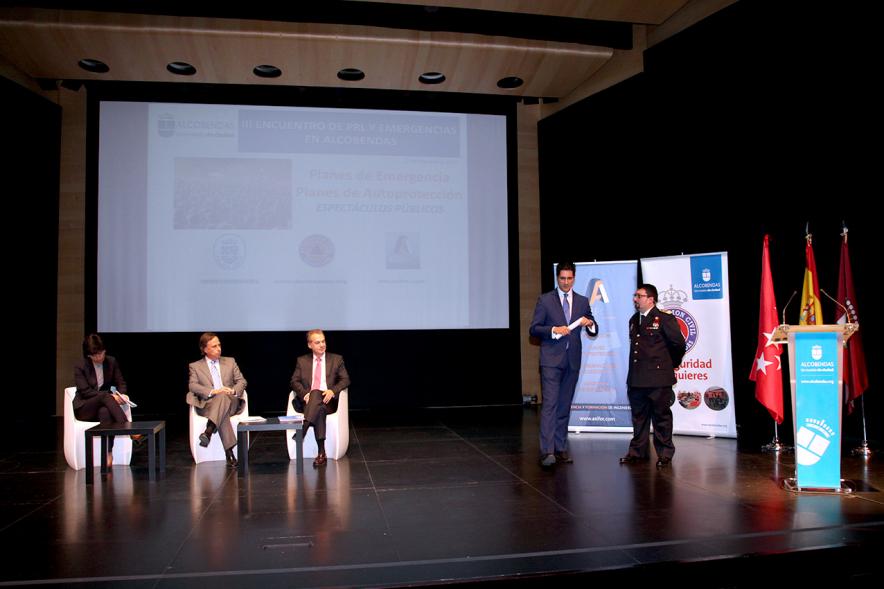 Jornada IIIer Encuentro de Prevención de Riesgos y Emergencias - Imagen de los conferenciantes en el escenario.