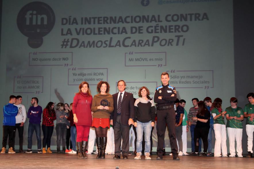 VIIª Jornada Alcobendas por un Futuro Sin Violencia - Posado  de las autoridades  y la policía.