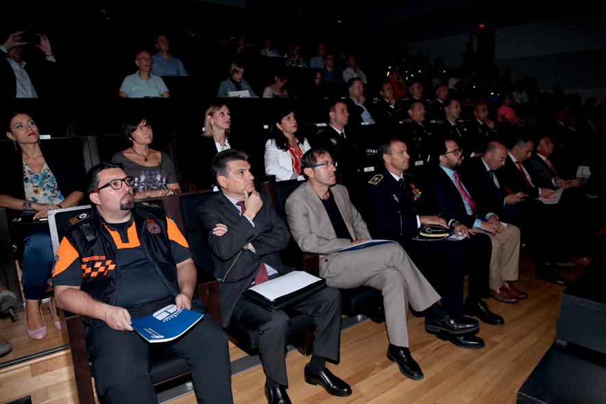 Iª Jornada sobre Mediación Policial en la Comunidad de Madrid - Primera fila del teatro con las autoridades municipales y fuerzas del orden.