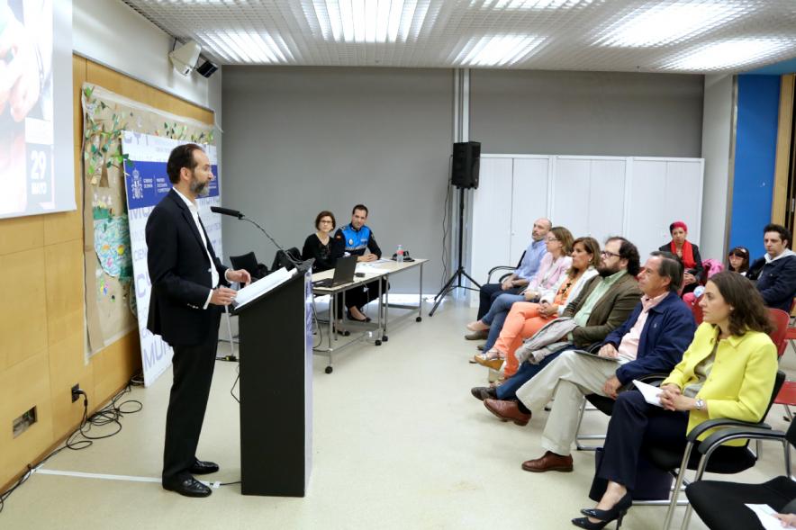 Jornada "Un Cero al Acoso Tecnológico" en el MUNCYT - Orador impartiendo una charla.