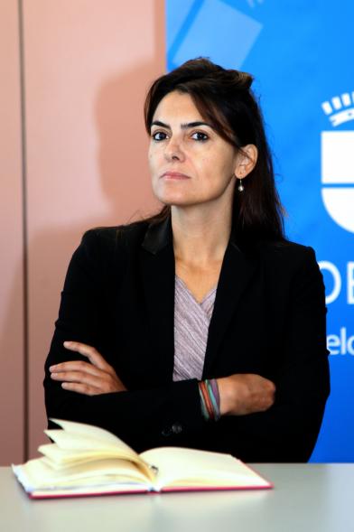 Jornada Planes y Medidas de Igualdad en las Empresas - Imagen primer plano de una de las conferenciantes sentada en la mesa de debate.