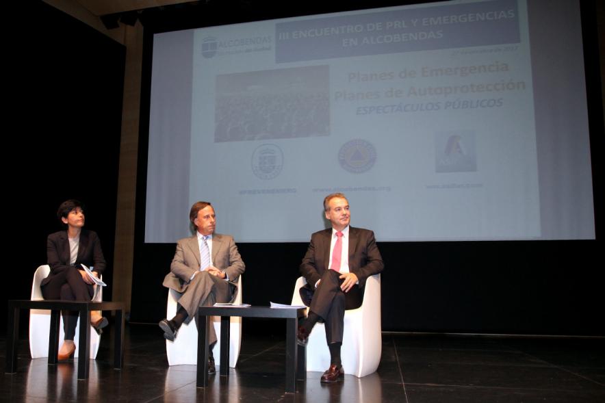 Jornada IIIer Encuentro de Prevención de Riesgos y Emergencias - Imagen de los conferenciantes en el escenario.