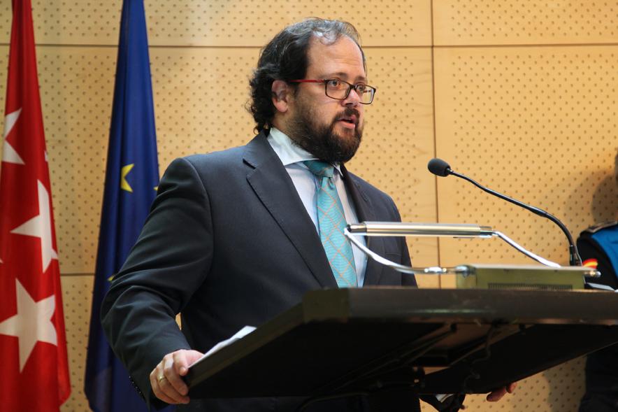 Clausura Jornada "Las Infracciones de Odio" - Imagen de una autoridad dirigiéndose al público asistente.