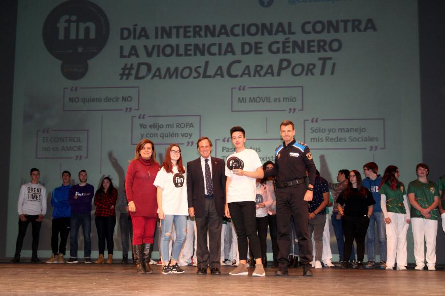 VIIª Jornada Alcobendas por un Futuro Sin Violencia -  Posado de los jóvenes con las autoridades y fuerzas de seguridad.