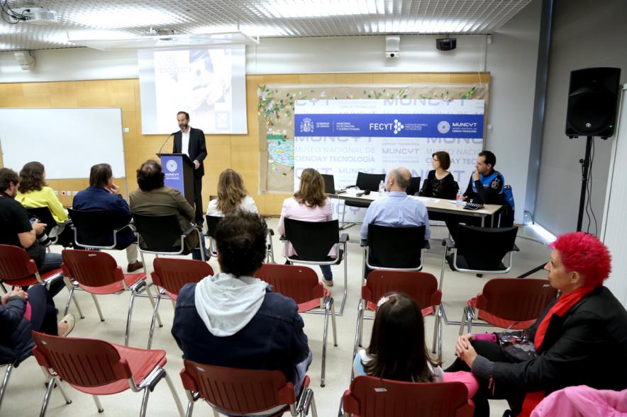 Jornada "Un Cero al Acoso Tecnológico" en el MUNCYT - Orador impartiendo una charla.
