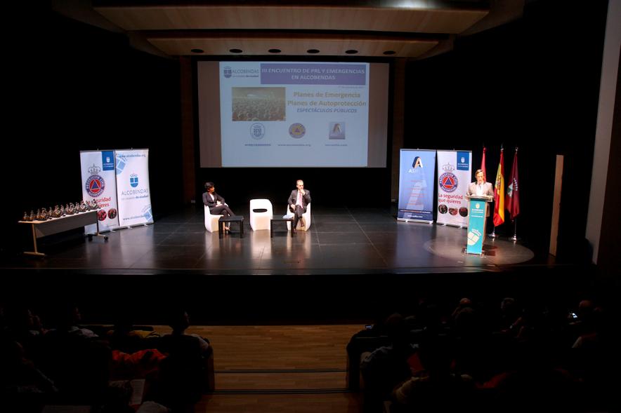 Jornada IIIer Encuentro de Prevención de Riesgos y Emergencias - Imagen lejana de los conferenciantes en el escenario.