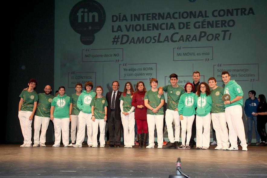 VIIª Jornada Alcobendas por un Futuro Sin Violencia - Posado de las autoridades con los jóvenes .