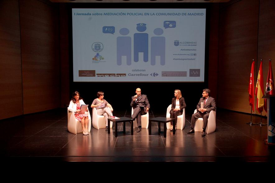 Iª Jornada sobre Mediación Policial en la Comunidad de Madrid - Plano lateral del alcalde García de Vinuesa en el atril.