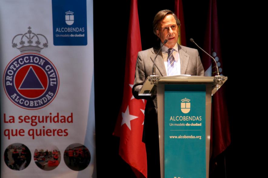 Jornada IIIer Encuentro de Prevención de Riesgos y Emergencias - Imagen del alcalde García de Vinuesa dirigiéndose al público asistente.