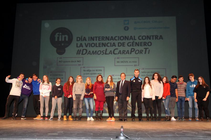 VIIª Jornada Alcobendas por un Futuro Sin Violencia - Posado de los jóvenes con las autoridades y fuerzas de seguridad.