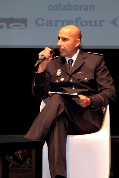 Iª Jornada sobre Mediación Policial en la Comunidad de Madrid - Primer plano del ponente de la policía sentado.