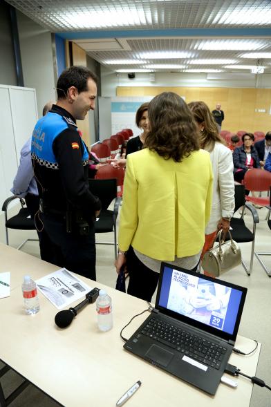 Jornada "Un Cero al Acoso Tecnológico" en el MUNCYT - Orador charlando con el público.