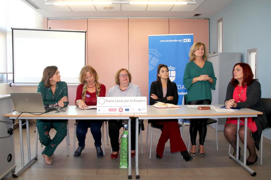 Jornada Planes y Medidas de Igualdad en las Empresas - Imagen de todas las conferenciantes en la mesa de debate.