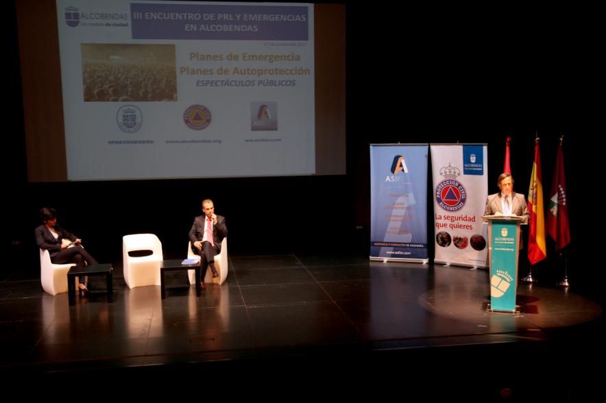 Jornada IIIer Encuentro de Prevención de Riesgos y Emergencias - Imagen lejana de los conferenciantes en el escenario.