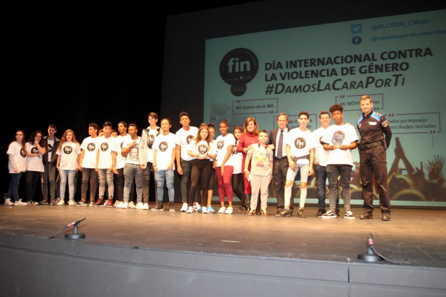 VIIª Jornada Alcobendas por un Futuro Sin Violencia - Posado de los jóvenes con las autoridades y fuerzas de seguridad.