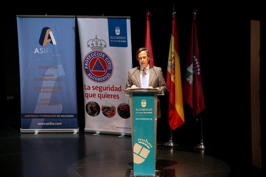 Jornada IIIer Encuentro de Prevención de Riesgos y Emergencias - Imagen del alcalde García de Vinuesa dirigiéndose al público asistente.