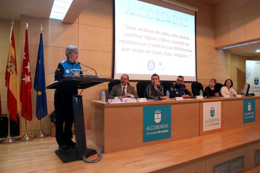 Clausura Jornada "Las Infracciones de Odio" - Imagen de un miembro de un cuerpo de seguridad dirigiéndose al público asistente.