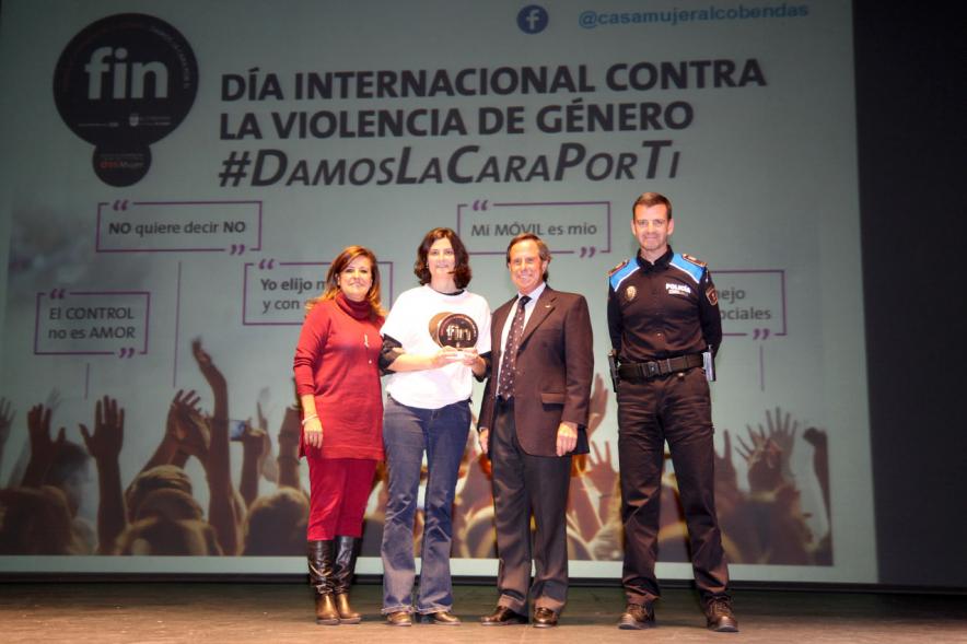 VIIª Jornada Alcobendas por un Futuro Sin Violencia - Un joven recoge un premio de las autoridades y la policia.