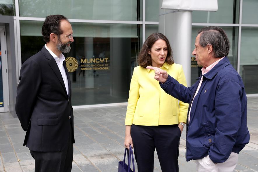 Jornada "Un Cero al Acoso Tecnológico" en el MUNCYT - El alcalde García de Vinuesa charlando con los oradores.