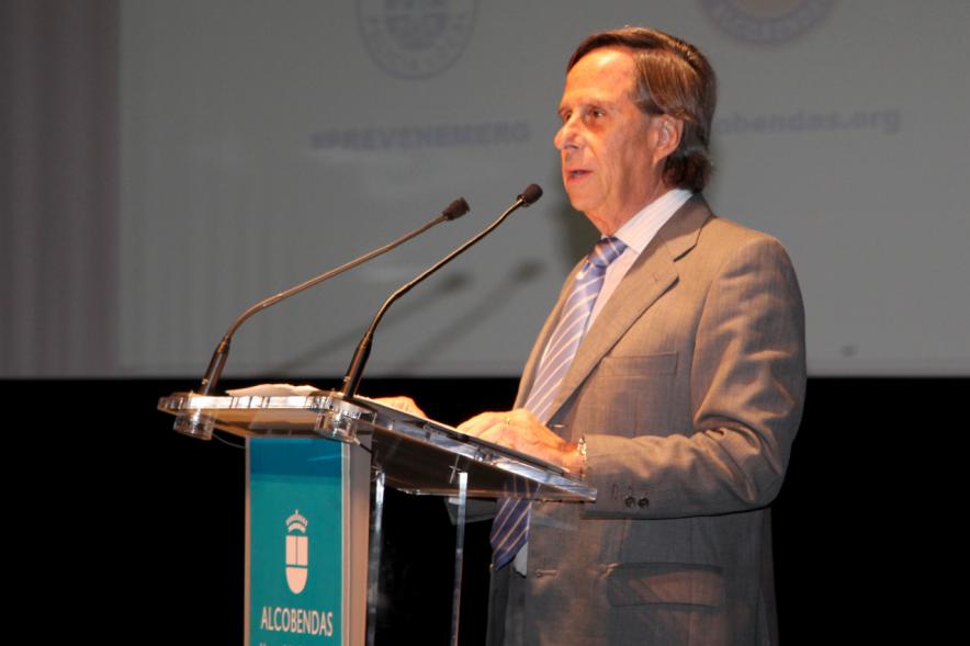 Jornada IIIer Encuentro de Prevención de Riesgos y Emergencias - Imagen del alcalde García de Vinuesa dirigiéndose al público asistente.