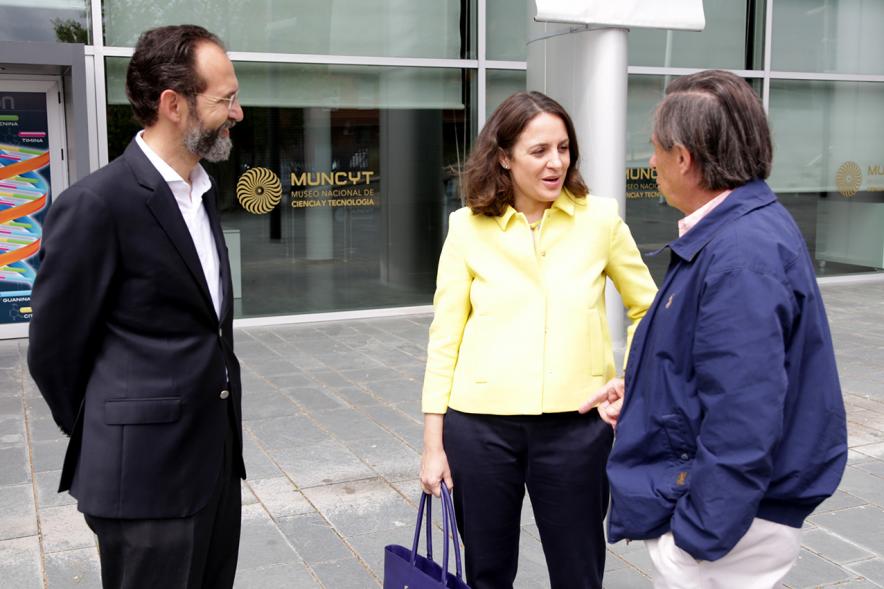 Jornada "Un Cero al Acoso Tecnológico" en el MUNCYT - El alcalde García de Vinuesa charlando con los oradores.