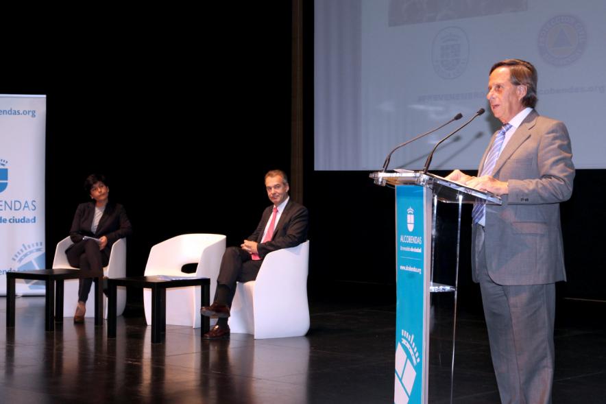 Jornada IIIer Encuentro de Prevención de Riesgos y Emergencias - Imagen del alcalde García de Vinuesa dirigiéndose al público asistente.
