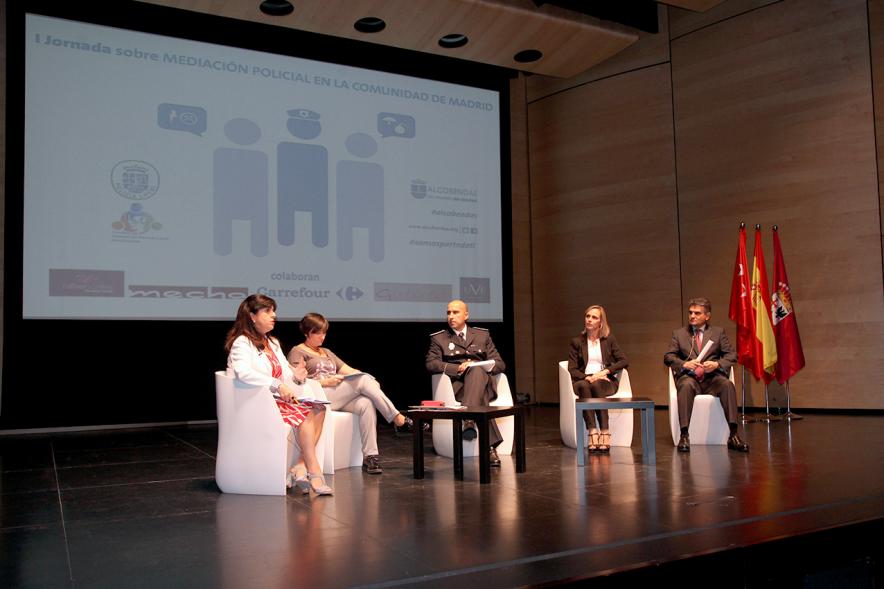 Iª Jornada sobre Mediación Policial en la Comunidad de Madrid - Panorámica del escenario  con las autoridades municipales y fuerzas del orden.