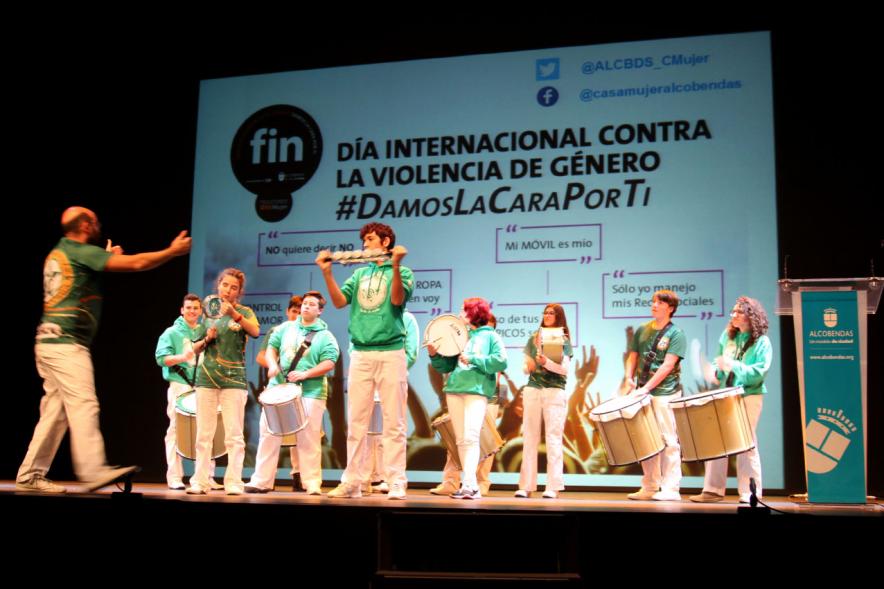 VIIª Jornada Alcobendas por un Futuro Sin Violencia - La banda de música en el escenario.