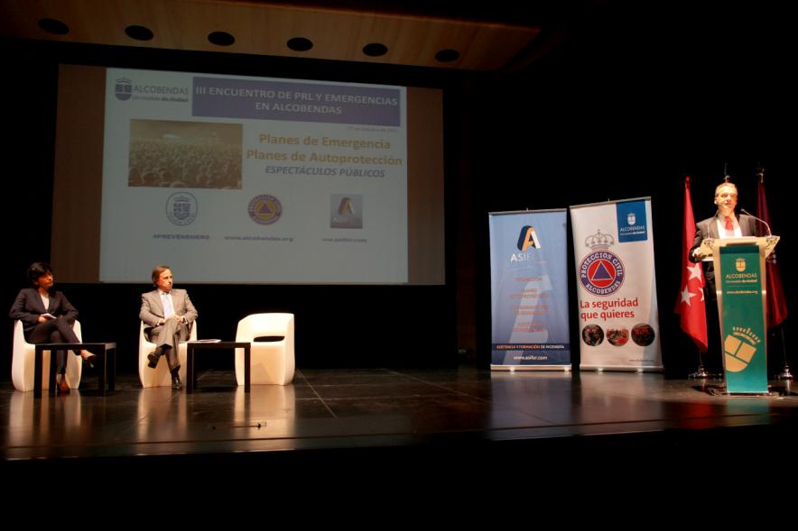Jornada IIIer Encuentro de Prevención de Riesgos y Emergencias - Imagen de los conferenciantes en el escenario.