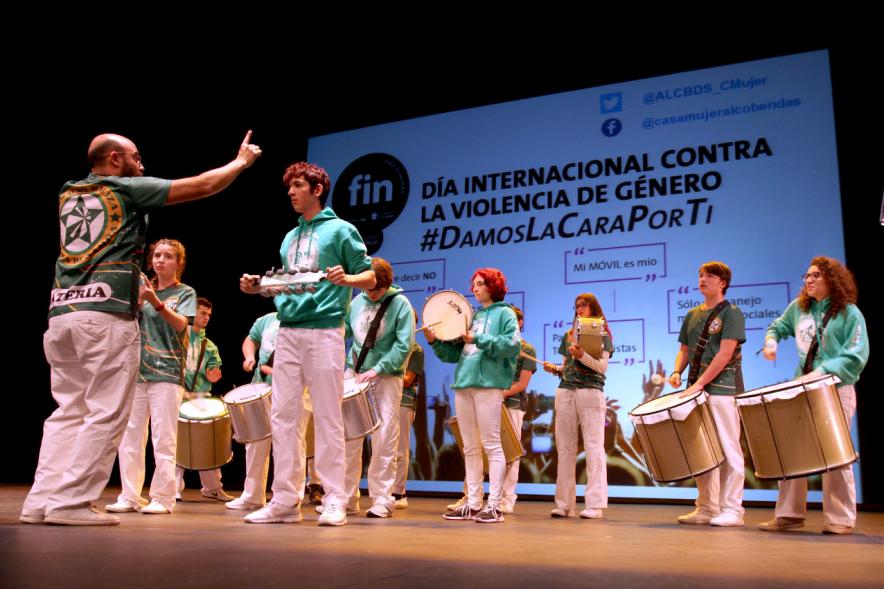 VIIª Jornada Alcobendas por un Futuro Sin Violencia - La banda de música en el escenario.