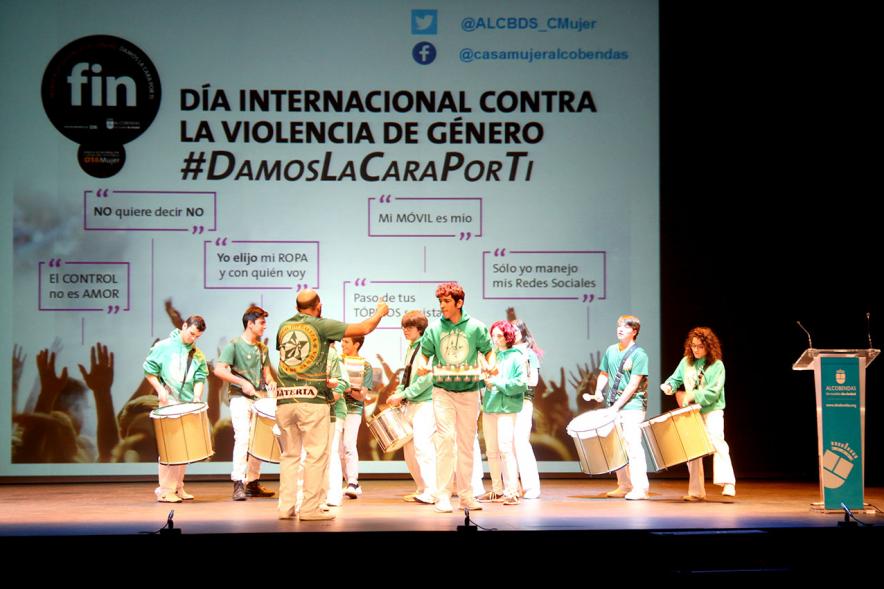 VIIª Jornada Alcobendas por un Futuro Sin Violencia -La banda de música en el escenario.