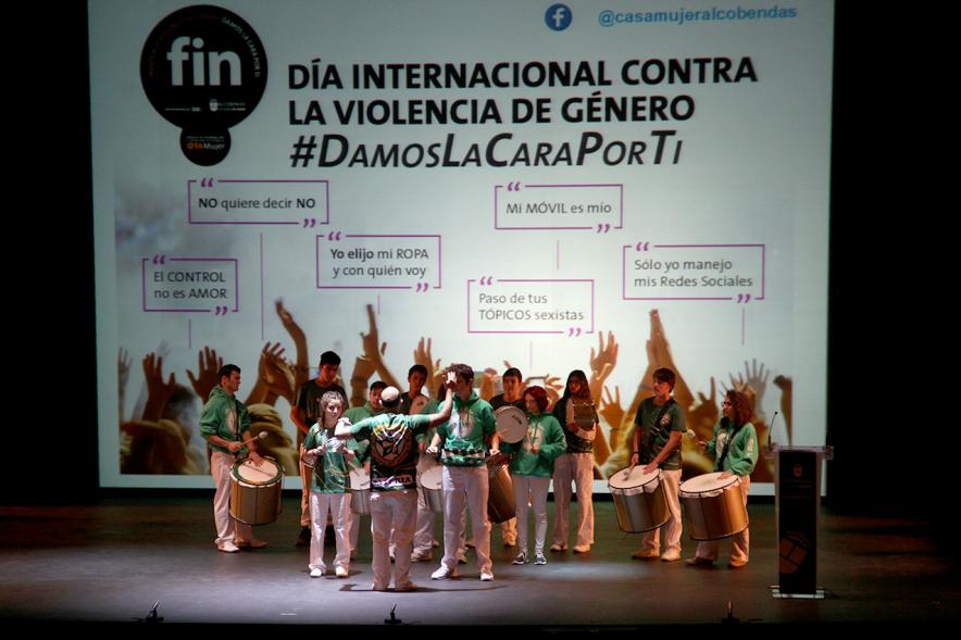 VIIª Jornada Alcobendas por un Futuro Sin Violencia - La banda de música en el escenario.