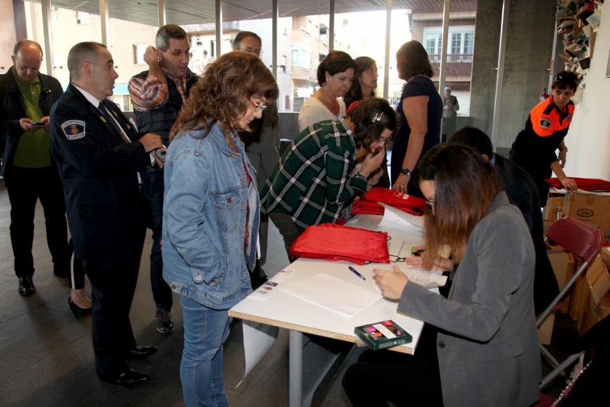 Jornada IIIer Encuentro de Prevención de Riesgos y Emergencias - Imagen de personas registrandosen el hall.