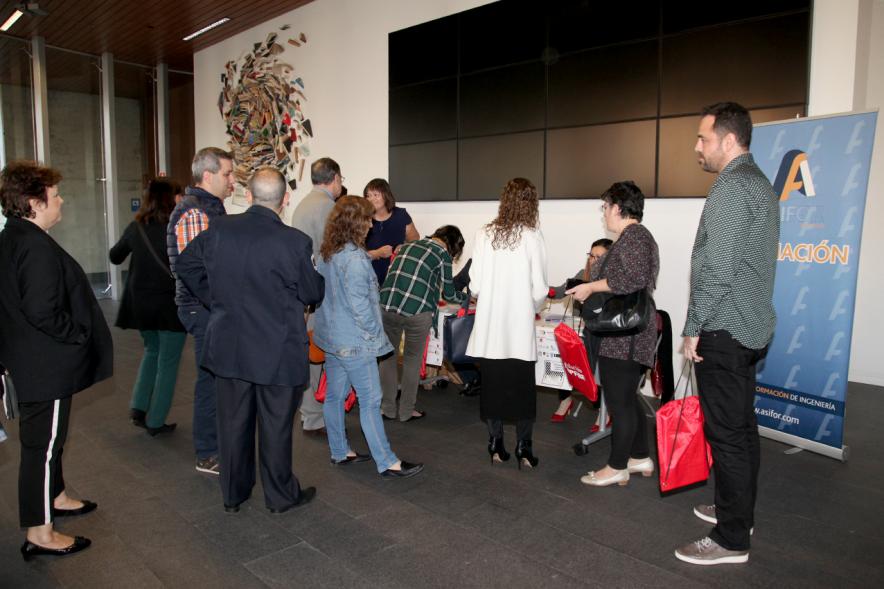 Jornada IIIer Encuentro de Prevención de Riesgos y Emergencias - Imagen de personas registrandosen el hall.