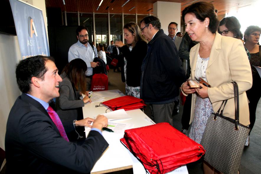 Jornada IIIer Encuentro de Prevención de Riesgos y Emergencias - Imagen de personas registrandosen el hall.