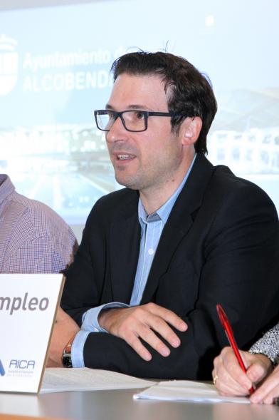 Jornada Planes y Medidas de Igualdad en las Empresas - Imagen de un conferenciante dirigiendose al público asistente.