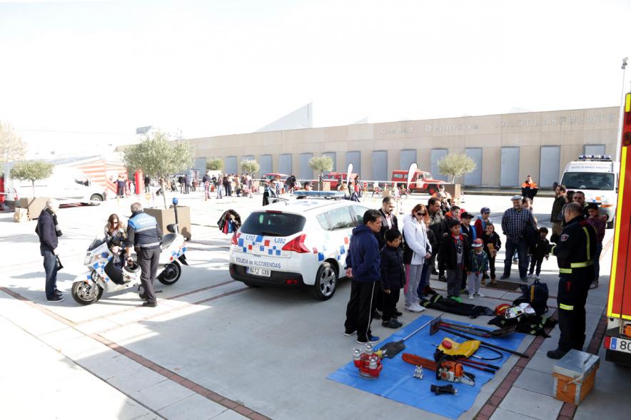 Jornada de Emergencias en Familia - Imagen de los miembros de cuerpos de seguridad con el público asistente.