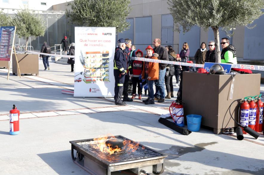 Jornada de Emergencias en Familia - Imagen de un miembros de un cuerpo de seguridad con el público asistente.