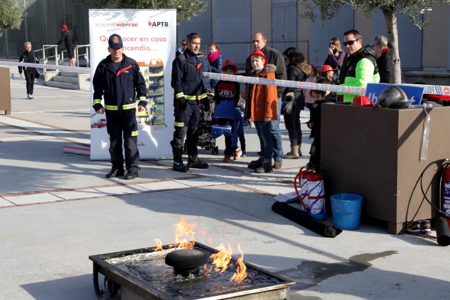 Jornada de Emergencias en Familia - Imagen de un miembros de un cuerpo de seguridad con el público asistente.