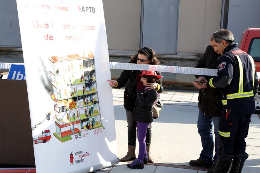 Jornada de Emergencias en Familia - Imagen de un miembros de un cuerpo de seguridad con el público asistente.