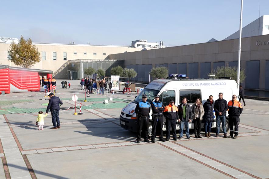 Jornada de Emergencias en Familia - Imagen de un miembros de cuerpos de seguridad posando delante de una ambulancia.