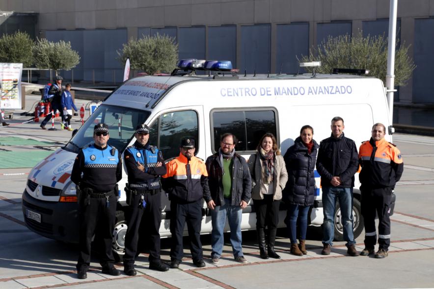 Jornada de Emergencias en Familia - Imagen de un miembros de cuerpos de seguridad posando delante de una ambulancia.