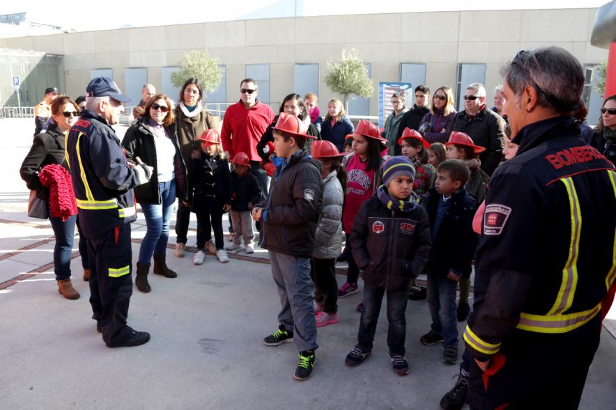 Jornada de Emergencias en Familia - Imagen de los miembros de cuerpos de seguridad con el público asistente.