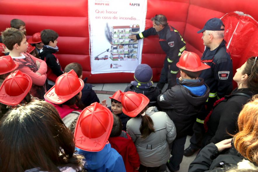 Jornada de Emergencias en Familia - Imagen de los miembros de cuerpos de seguridad con el público asistente.