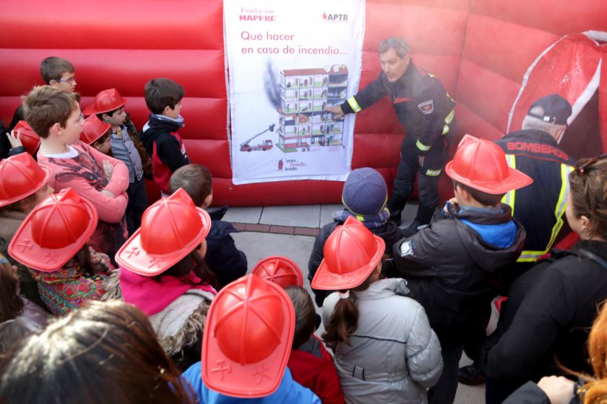 Jornada de Emergencias en Familia - Imagen de los miembros de cuerpos de seguridad con el público asistente.