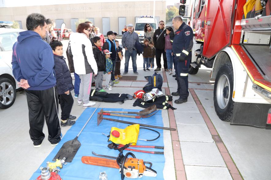 Jornada de Emergencias en Familia - Imagen de los miembros de cuerpos de seguridad con el público asistente.