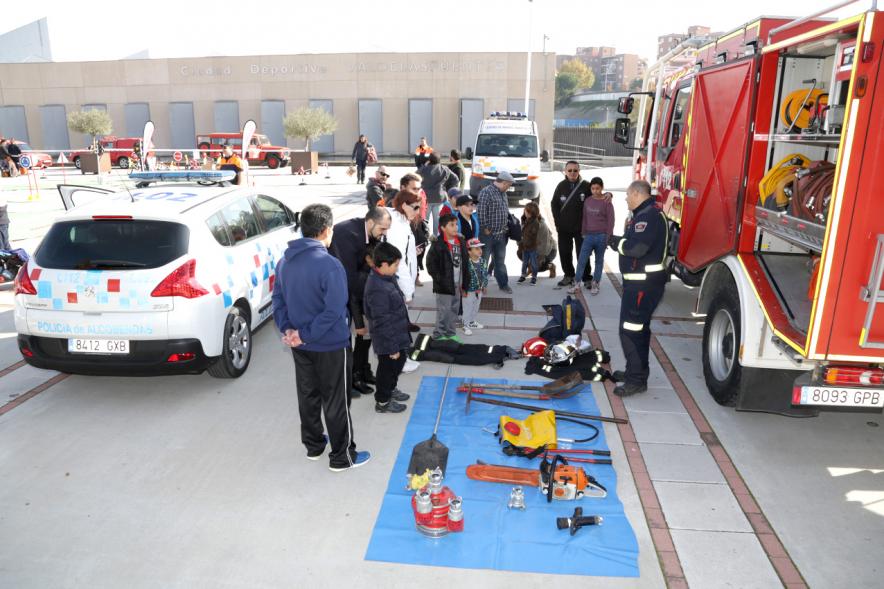 Jornada de Emergencias en Familia - Imagen de los miembros de cuerpos de seguridad con el público asistente.